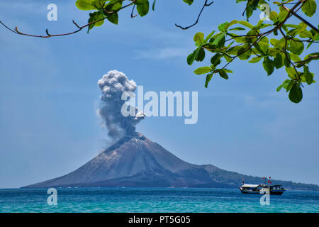 Krakatau, einer kleinen Insel in der Sunda Straße zwischen den Inseln Sumatra und Java ist einer der bekanntesten Vulkane der Welt. Es ist eine meist Stockfoto