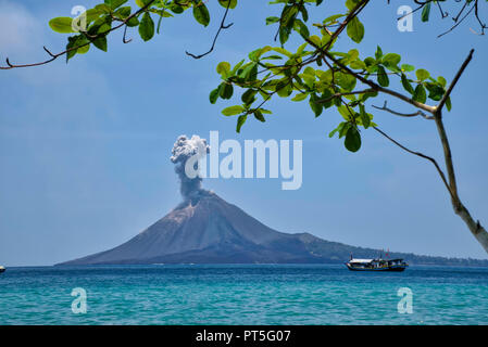 Krakatau, einer kleinen Insel in der Sunda Straße zwischen den Inseln Sumatra und Java ist einer der bekanntesten Vulkane der Welt. Es ist eine meist Stockfoto