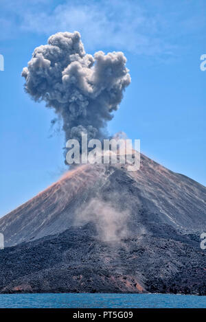 Krakatau, einer kleinen Insel in der Sunda Straße zwischen den Inseln Sumatra und Java ist einer der bekanntesten Vulkane der Welt. Es ist eine meist Stockfoto