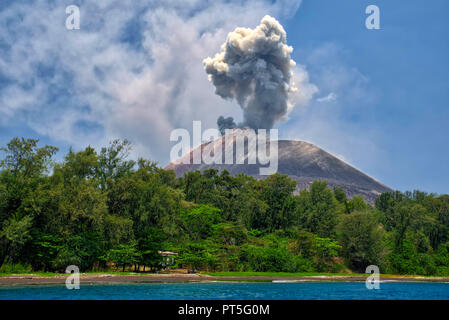 Krakatau, einer kleinen Insel in der Sunda Straße zwischen den Inseln Sumatra und Java ist einer der bekanntesten Vulkane der Welt. Es ist eine meist Stockfoto