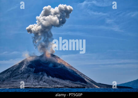 Krakatau, einer kleinen Insel in der Sunda Straße zwischen den Inseln Sumatra und Java ist einer der bekanntesten Vulkane der Welt. Es ist eine meist Stockfoto