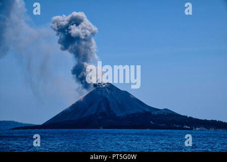 Krakatau, einer kleinen Insel in der Sunda Straße zwischen den Inseln Sumatra und Java ist einer der bekanntesten Vulkane der Welt. Es ist eine meist Stockfoto