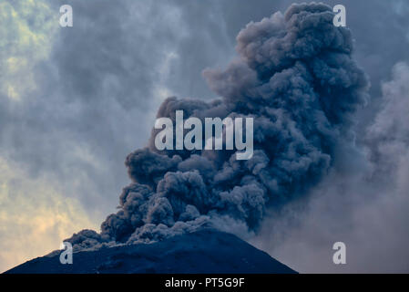 Krakatau, einer kleinen Insel in der Sunda Straße zwischen den Inseln Sumatra und Java ist einer der bekanntesten Vulkane der Welt. Es ist eine meist Stockfoto