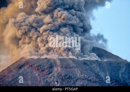 Krakatau, einer kleinen Insel in der Sunda Straße zwischen den Inseln Sumatra und Java ist einer der bekanntesten Vulkane der Welt. Es ist eine meist Stockfoto