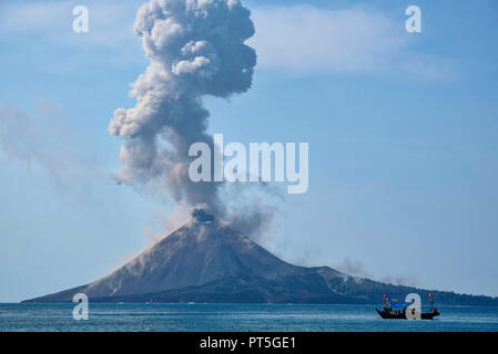 Krakatau, einer kleinen Insel in der Sunda Straße zwischen den Inseln Sumatra und Java ist einer der bekanntesten Vulkane der Welt. Es ist eine meist Stockfoto