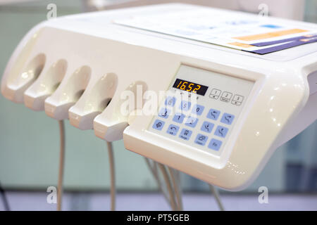 Moderne Control Panel von Zahnarzt Maschine für die Behandlung der Zähne. Zahnarzt Arbeitsplatz in der Klinik. Stockfoto