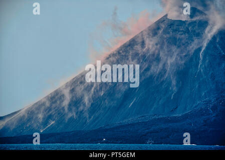 Krakatau, einer kleinen Insel in der Sunda Straße zwischen den Inseln Sumatra und Java ist einer der bekanntesten Vulkane der Welt. Es ist eine meist Stockfoto