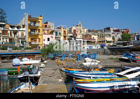 Hafen von Fischerdorf Aci Trezza, Gemeinde Aci Castello, Catania, Sizilien, Italien Stockfoto