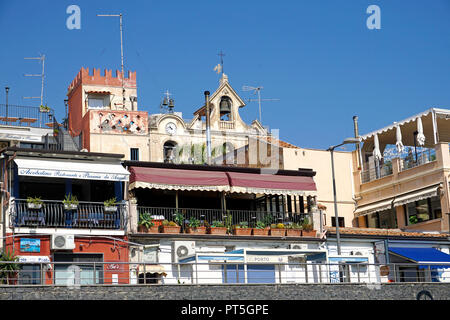 Typische Häuser im Fischerdorf Aci Trezza, Gemeinde Aci Castello, Catania, Sizilien, Italien Stockfoto