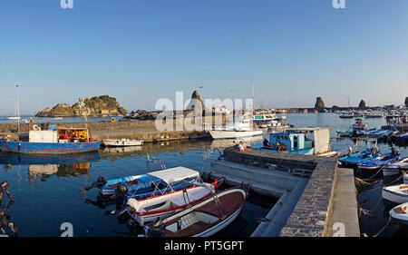 Sonnenuntergang am Hafen von Fischerdorf Aci Trezza, hinter der Zyklop Inseln, Gemeinde Aci Castello, Catania, Sizilien, Italien Stockfoto