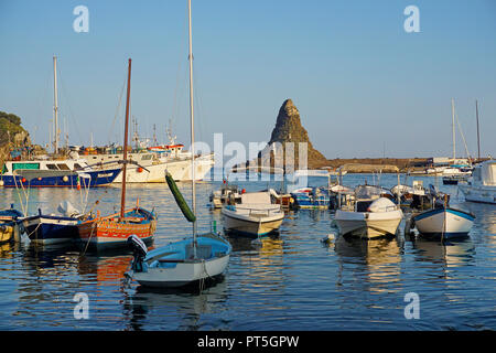 Sonnenuntergang am Hafen von Fischerdorf Aci Trezza, hinter die cyclop Insel Faraglione Grande, Gemeinde Aci Castello, Catania, Sizilien, Italien Stockfoto