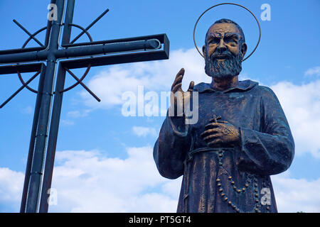 Bronze statuel zu Ehren Pater Pio bei Aci Trezza, Gemeinde Aci Castello, Catania, Sizilien, Italien Stockfoto