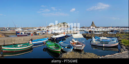 Hafen von Fischerdorf Aci Trezza, hinter der Zyklop Inseln, Gemeinde Aci Castello, Catania, Sizilien, Italien Stockfoto