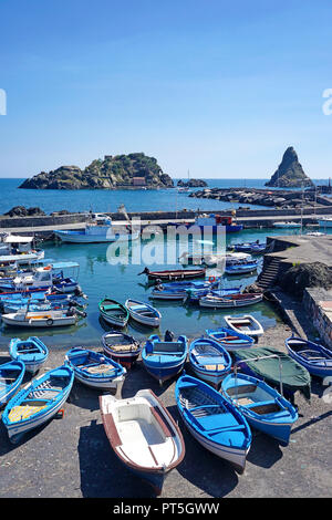Hafen von Fischerdorf Aci Trezza, hinter der Zyklop Inseln, Gemeinde Aci Castello, Catania, Sizilien, Italien Stockfoto