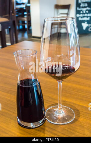 Dornfelder Rotwein von Immich-Anker in einen 200-ml-Karaffe und einer gravierten Glas, Enkirch, Mosel, Rheinland-Pfalz, Deutschland Stockfoto