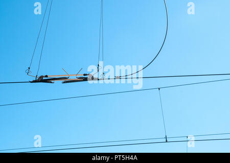 Elektrische zug Drähte am blauen Himmel Hintergrund bei der Rhätischen Bahn Bahnhof Samedan Engadin, Schweiz Stockfoto