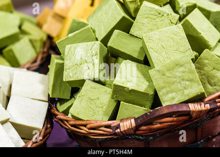 Home gemacht natürliche Seifen aus verschiedenen rohen pflanzlichen Ölen Stockfoto