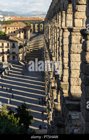 Blick auf das berühmte Aquädukt von Segovia mit schönen Schatten. Römische Bau des 1. Jahrhunderts, Weltkulturerbe der Unesco. Travel Concept. Spanien, Stockfoto