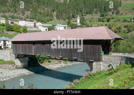 Eine hölzerne Brücke über den Inn in Lavin ist eine Gemeinde im Bezirk Inn des Schweizer Kantons Graubünden Stockfoto