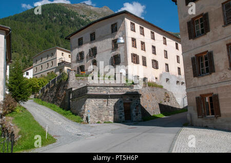 Lavin ist eine Gemeinde im Bezirk Inn des Schweizer Kantons Graubünden Stockfoto
