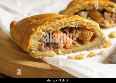 Welsh Oggie eine regionale Delikatesse aus Wales von Lamm und Gemüse Porree/Lauch, gebacken in einem kurzen Kruste Gebäck Fall ähnlich einem Cornish pasty Stockfoto