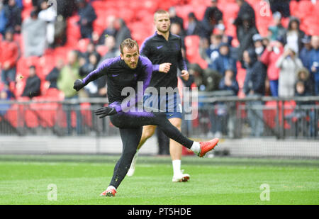 Harry Kane der Sporen erwärmt, bevor die Premier League Match zwischen den Tottenham Hotspur und Cardiff City im Wembley Stadion, London, 06. Oktober 2018 die redaktionelle Nutzung nur. Kein Merchandising. Für Fußball Bilder FA und Premier League Einschränkungen Inc. kein Internet/Mobile Nutzung ohne fapl Lizenz - für Details Kontakt Fußball Dataco Stockfoto