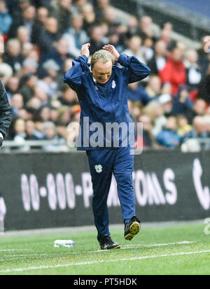 Cardiffs Manager Neil Warnock zeigt seine Frustration während der Premier League Match zwischen den Tottenham Hotspur und Cardiff City im Wembley Stadion, London, 06. Oktober 2018 die redaktionelle Nutzung nur. Kein Merchandising. Für Fußball Bilder FA und Premier League Einschränkungen Inc. kein Internet/Mobile Nutzung ohne fapl Lizenz - für Details Kontakt Fußball Dataco Stockfoto