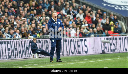 Cardiffs Manager Neil Warnock während der Premier League Match zwischen den Tottenham Hotspur und Cardiff City im Wembley Stadion, London, 06. Oktober 2018 die redaktionelle Nutzung nur. Kein Merchandising. Für Fußball Bilder FA und Premier League Einschränkungen Inc. kein Internet/Mobile Nutzung ohne fapl Lizenz - für Details Kontakt Fußball Dataco Stockfoto