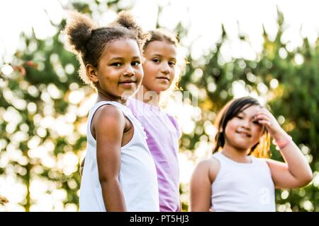 Portrait von Mädchen zusammen lächeln im Park während des Spielens. Stockfoto