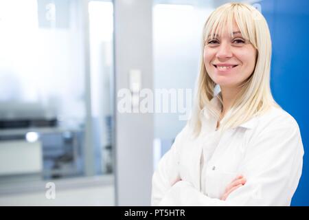 Portrait von Frau Doktor, lächelnd. Stockfoto