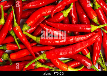Dünne rote Paprika auf einem Haufen und Hintergrund Stockfoto