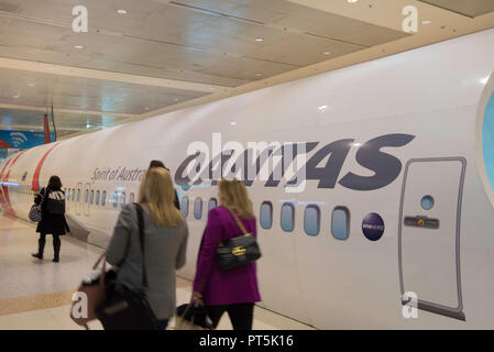 Ein Mock up von einem Qantas Flugzeug Rumpf, die ein sich bewegendes Fußweg im Abflugbereich auf der Luftseite in Sydney Domestic Airport in Australien umfasst Stockfoto