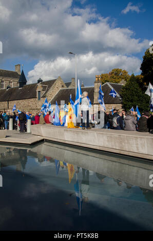 EDINBURGH, Schottland - 1. OKTOBER 2018: ein Marsch für die schottische Unabhängigkeit in der Mitte der Stadt Edinburgh und dem Holyrood Park. Stockfoto