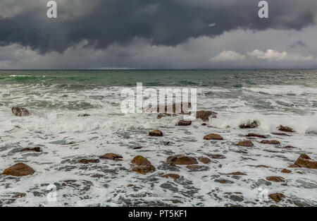 Mit Blick auf das Japanische Meer mit weit entfernten Regen am Horizont, die aus marinen Stadt, Wajima, Präfektur Ishikawa, Japan. Stockfoto