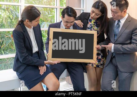 Geschäftsleute halten leere Tafel Fenster Cafe. Stockfoto