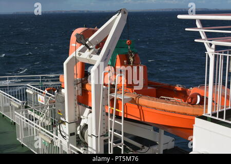 Leben Boot auf Caledoniam MacBrayne Calmac Fähre reisen auf See von Stornoway nach Ullapool auf den Äußeren Hebriden an der Westküste Schottlands Stockfoto