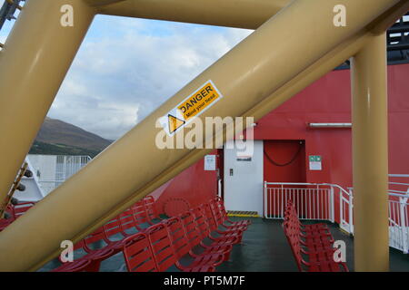 Stahlbau und Sitzgelegenheiten auf dem oberen Deck von Caledonian MacBrayne calmac Island Fähre zwischen Stornoway und Ullapool Westschottland Stockfoto