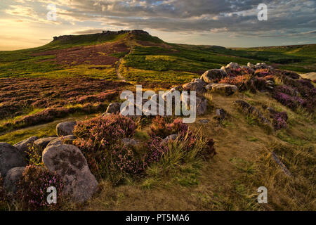 Higger Tor, von der Stadtmauer von Carl Wark genommen. Der Peak District, England (1) Stockfoto