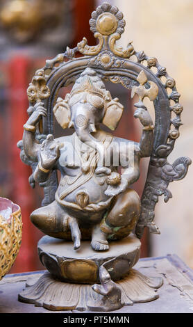 Kleine Statue von Ganesha, einer der bekanntesten und am meisten verehrten Gottheiten im hinduistischen Pantheon, in Jaisalmer Fort in Rajasthan, Indien. Stockfoto