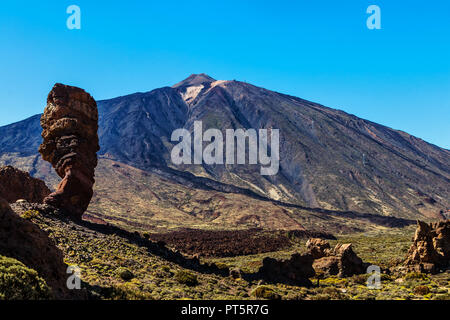 Steinsäulen Roques de Garcia vor dem Vulkan Teide auf Teneriffa - Spanien. Stockfoto