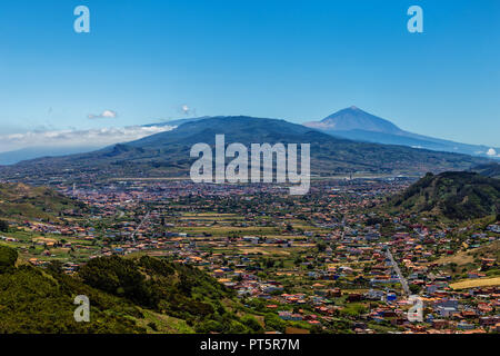 Herrliche Aussicht vom Mirador Cruz del Carmen auf den Vulkan Teide auf Teneriffa - Spanien. Stockfoto