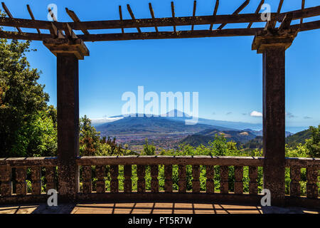 Herrliche Aussicht vom Mirador Cruz del Carmen auf den Vulkan Teide auf Teneriffa - Spanien. Stockfoto