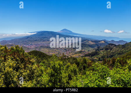 Herrliche Aussicht vom Mirador Cruz del Carmen auf den Vulkan Teide auf Teneriffa - Spanien. Stockfoto