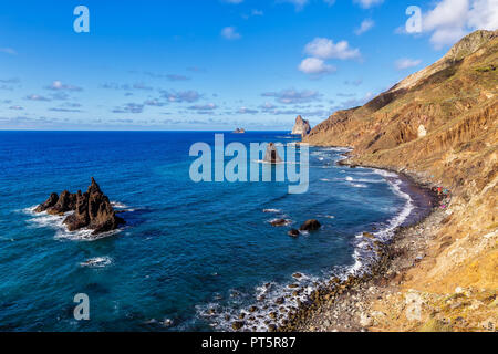 Schöne Aussicht auf das Plätschern Wellen von der rauen Küste am Strand von benijo Teneriffa - Spanien. Stockfoto