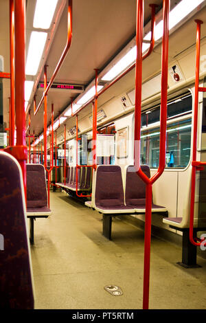 Einrichtung eines leeren u-bahn wagen in Prag Stockfoto