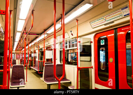 Einrichtung eines leeren u-bahn wagen in Prag Stockfoto