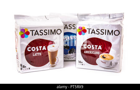 SWINDON, Großbritannien - 7. OKTOBER 2017: Tassimo Kaffeepads auf weißem Hintergrund Stockfoto