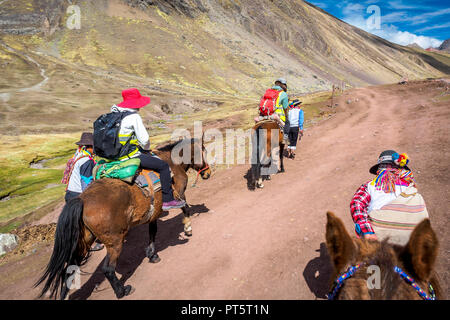 Reiten in Rainbow Mountain Trek. (Peru). Stockfoto