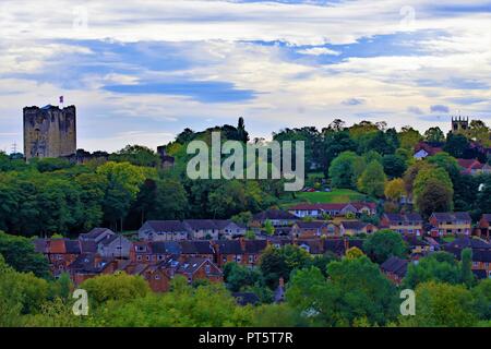 Von einem wenig bekannten Aussichtspunkt genommen Conisbrough Schloss zu erfassen, die Stadt und St. Peter's Kirche, innerhalb eines Bildes. Stockfoto