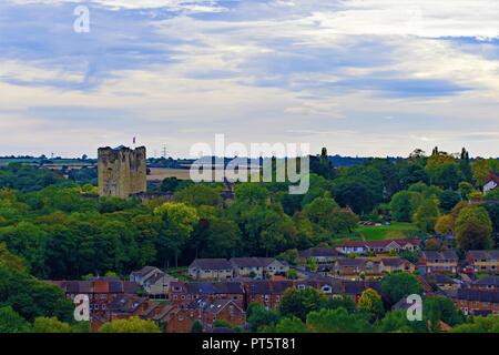 Von einem wenig bekannten Aussichtspunkt genommen Conisbrough Schloss zu erfassen, die Stadt und St. Peter's Kirche, innerhalb eines Bildes. Stockfoto